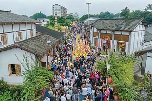 滕哈赫解释半场换下梅努：麦克能带来活力，下半场表现好多了